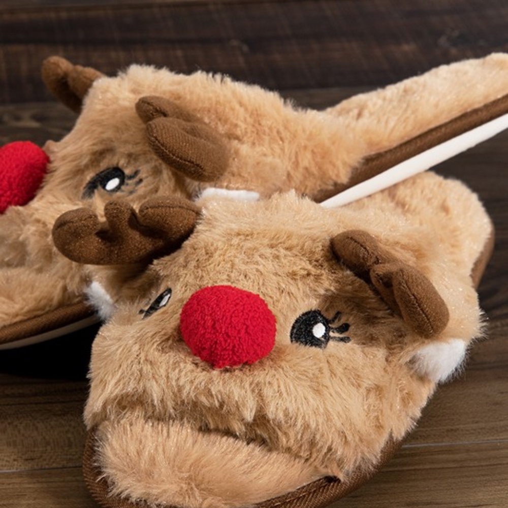 Cozy Holiday reindeer house slippers - Picture 4 of 5